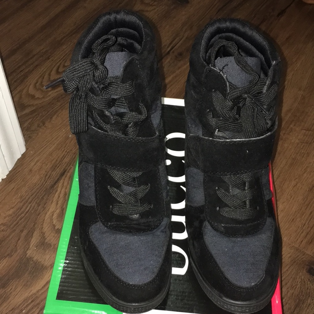 Black wedge sneakers